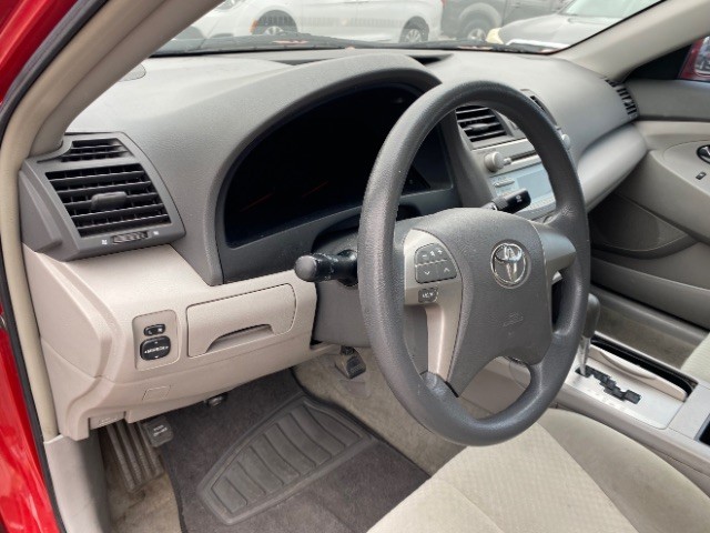Toyota Camry Vehicle Full-screen Gallery Image 09