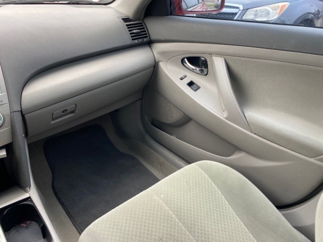 Toyota Camry Vehicle Full-screen Gallery Image 10