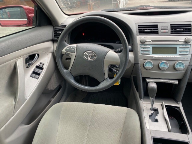 Toyota Camry Vehicle Full-screen Gallery Image 11