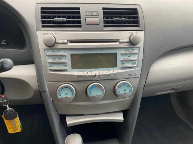 Toyota Camry Vehicle Full-screen Gallery Image 12