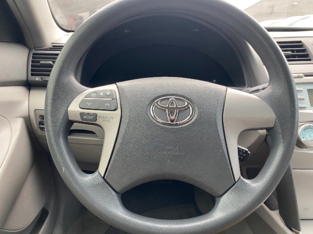 Toyota Camry Vehicle Full-screen Gallery Image 13