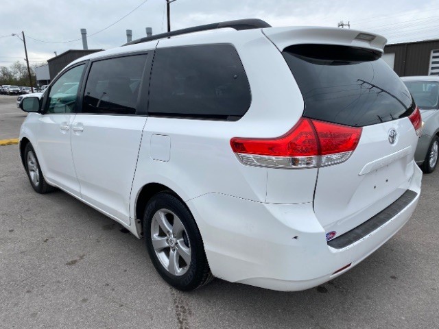 Toyota Sienna Vehicle Full-screen Gallery Image 04