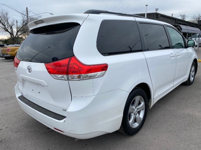 Toyota Sienna Vehicle Full-screen Gallery Image 05