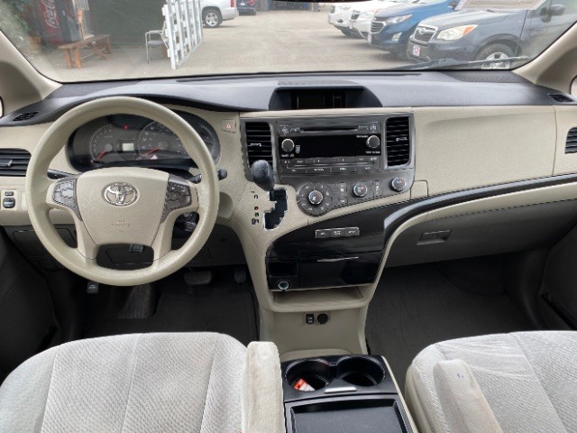 Toyota Sienna Vehicle Full-screen Gallery Image 06