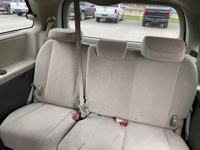 Toyota Sienna Vehicle Full-screen Gallery Image 07