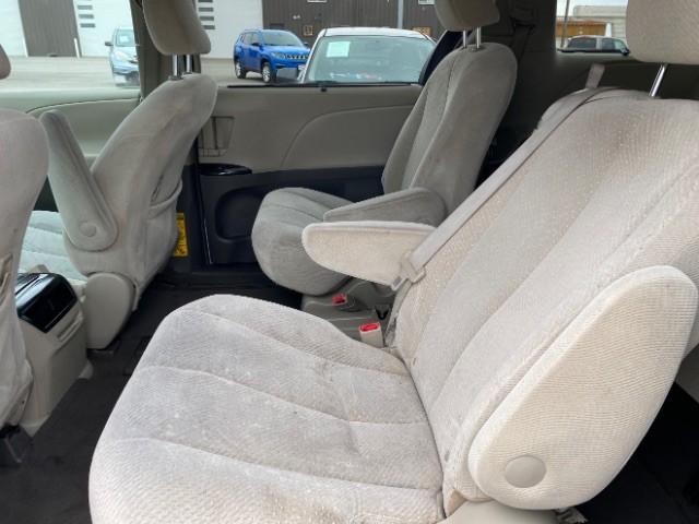 Toyota Sienna Vehicle Full-screen Gallery Image 08