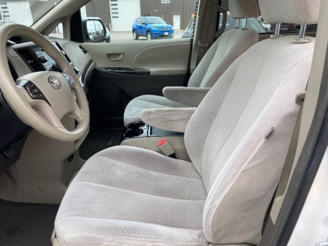 Toyota Sienna Vehicle Full-screen Gallery Image 09