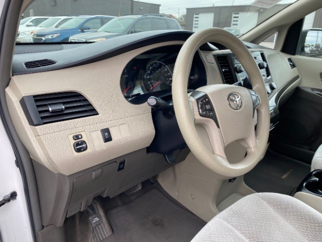 Toyota Sienna Vehicle Full-screen Gallery Image 10