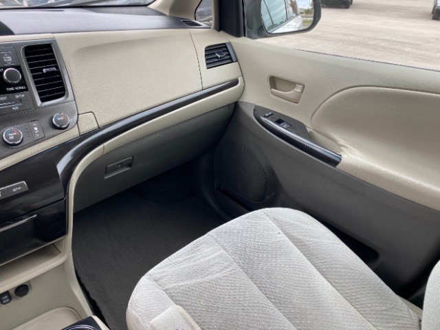 Toyota Sienna Vehicle Full-screen Gallery Image 11