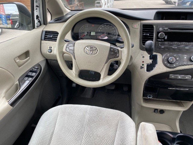 Toyota Sienna Vehicle Full-screen Gallery Image 12