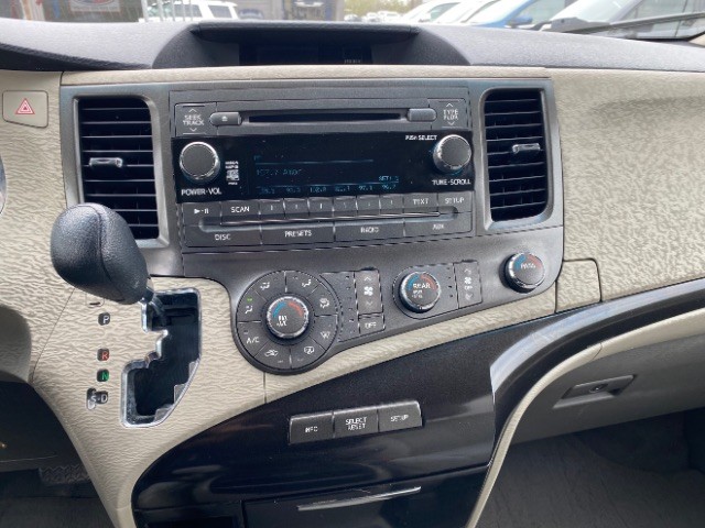 Toyota Sienna Vehicle Full-screen Gallery Image 13