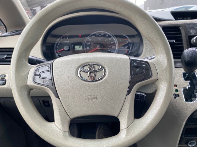 Toyota Sienna Vehicle Full-screen Gallery Image 15