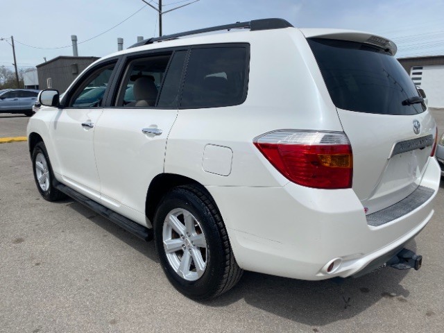 Toyota Highlander Vehicle Full-screen Gallery Image 04