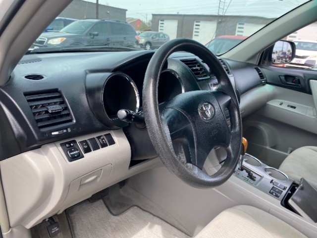 Toyota Highlander Vehicle Full-screen Gallery Image 10