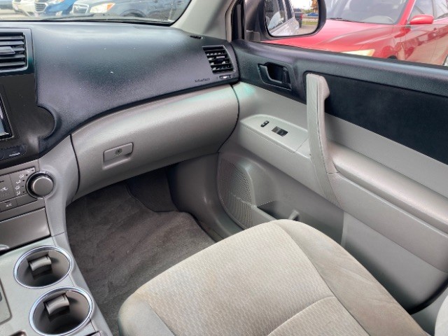 Toyota Highlander Vehicle Full-screen Gallery Image 11