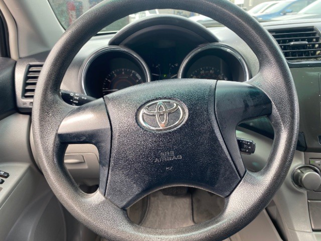 Toyota Highlander Vehicle Full-screen Gallery Image 14