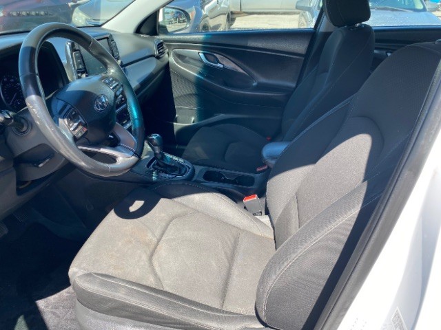 Hyundai Elantra GT Vehicle Full-screen Gallery Image 08