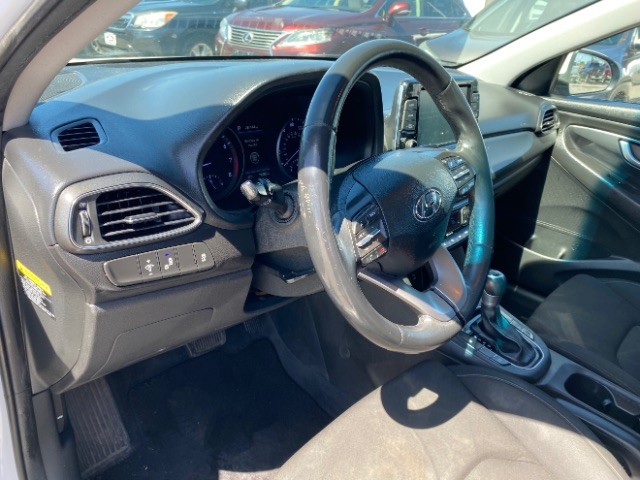 Hyundai Elantra GT Vehicle Full-screen Gallery Image 09