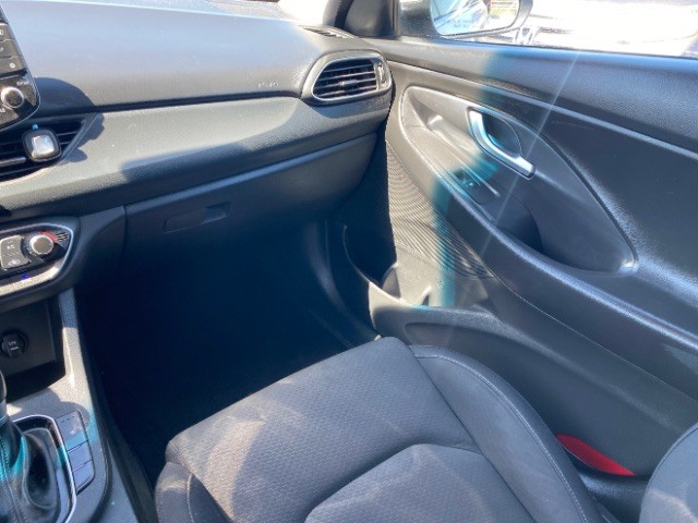 Hyundai Elantra GT Vehicle Full-screen Gallery Image 10