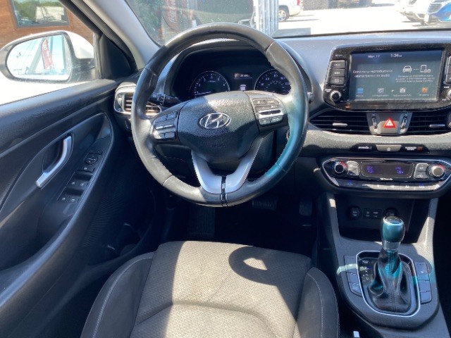 Hyundai Elantra GT Vehicle Full-screen Gallery Image 11