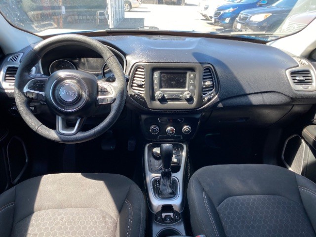 Jeep Compass Vehicle Full-screen Gallery Image 06