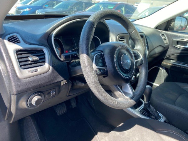 Jeep Compass Vehicle Full-screen Gallery Image 09