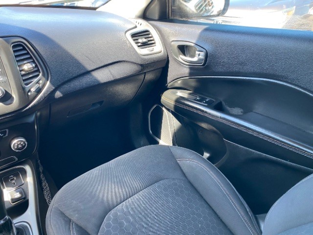 Jeep Compass Vehicle Full-screen Gallery Image 10
