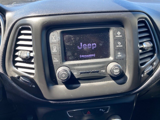 Jeep Compass Vehicle Full-screen Gallery Image 12