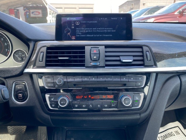 BMW 4 Series Vehicle Full-screen Gallery Image 15