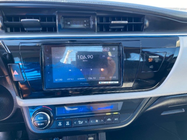 Toyota Corolla Vehicle Full-screen Gallery Image 12