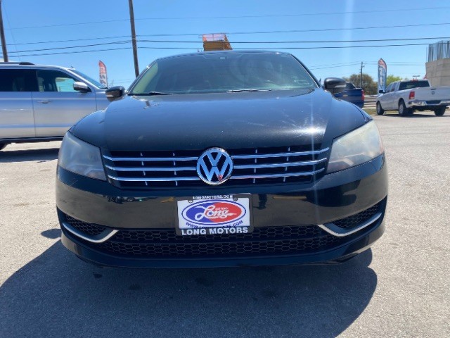 Volkswagen Passat Vehicle Full-screen Gallery Image 02