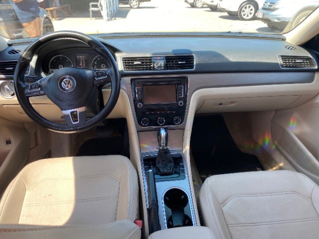 Volkswagen Passat Vehicle Full-screen Gallery Image 06