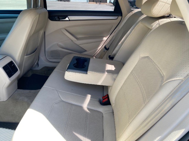 Volkswagen Passat Vehicle Full-screen Gallery Image 08