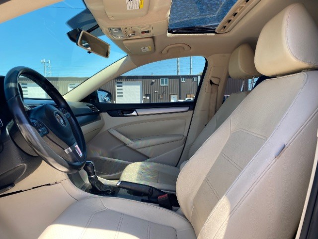 Volkswagen Passat Vehicle Full-screen Gallery Image 09