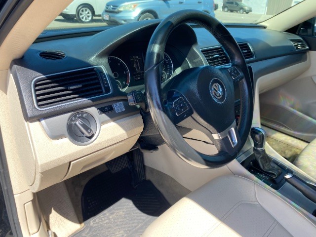 Volkswagen Passat Vehicle Full-screen Gallery Image 10