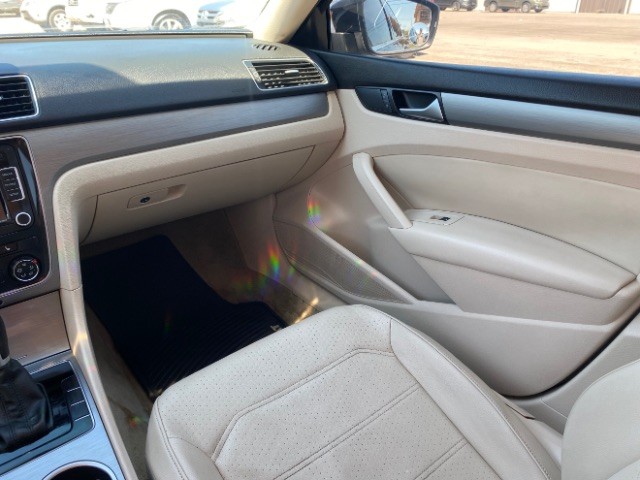 Volkswagen Passat Vehicle Full-screen Gallery Image 11