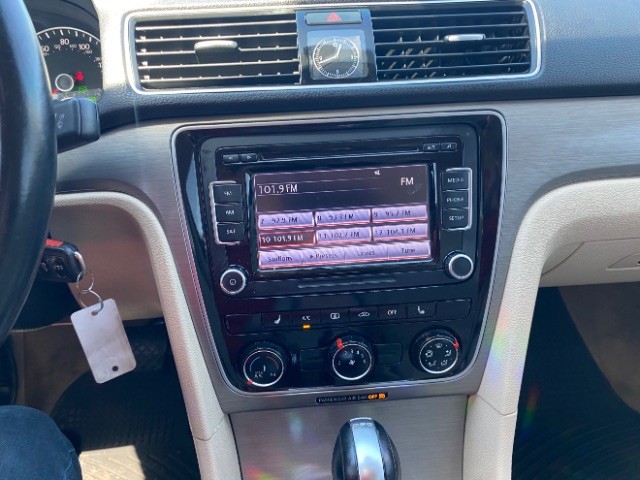 Volkswagen Passat Vehicle Full-screen Gallery Image 13