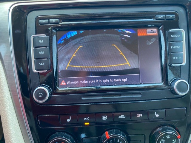 Volkswagen Passat Vehicle Full-screen Gallery Image 14