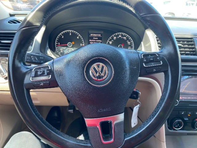 Volkswagen Passat Vehicle Full-screen Gallery Image 15