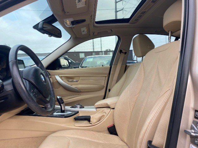 BMW 3 Series Vehicle Full-screen Gallery Image 08