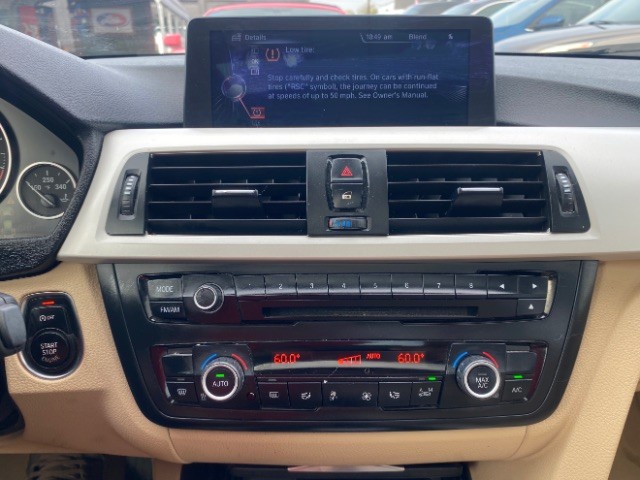 BMW 3 Series Vehicle Full-screen Gallery Image 13