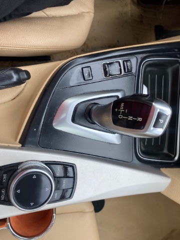 BMW 3 Series Vehicle Full-screen Gallery Image 14