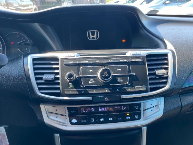 Honda Accord Sedan Vehicle Full-screen Gallery Image 12