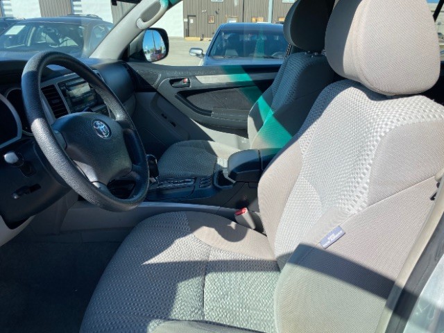 Toyota 4Runner Vehicle Full-screen Gallery Image 09