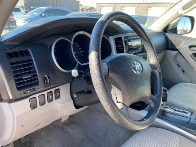 Toyota 4Runner Vehicle Full-screen Gallery Image 10