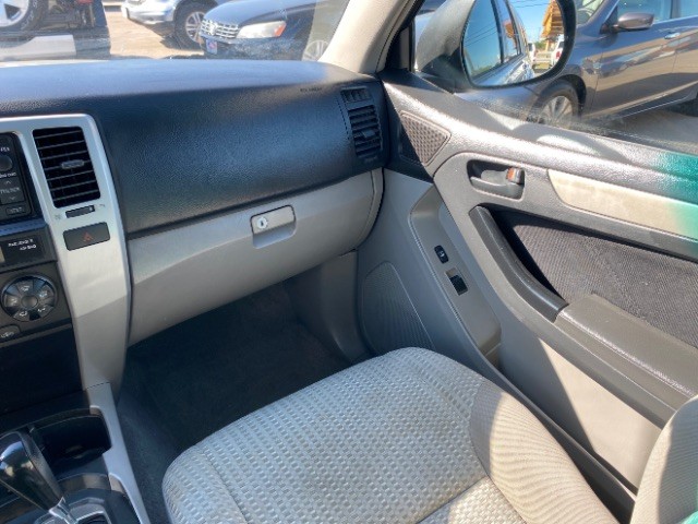 Toyota 4Runner Vehicle Full-screen Gallery Image 11