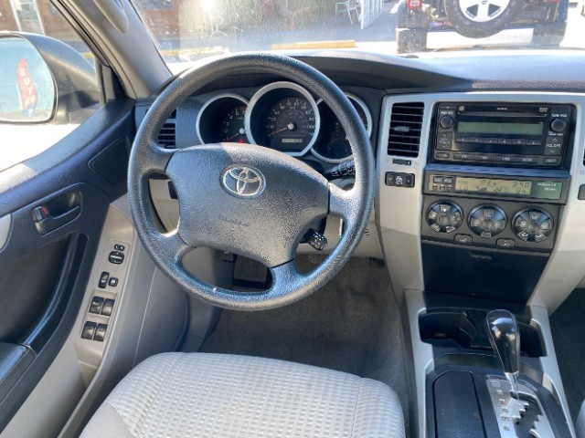 Toyota 4Runner Vehicle Full-screen Gallery Image 12