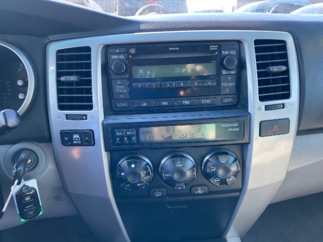 Toyota 4Runner Vehicle Full-screen Gallery Image 13