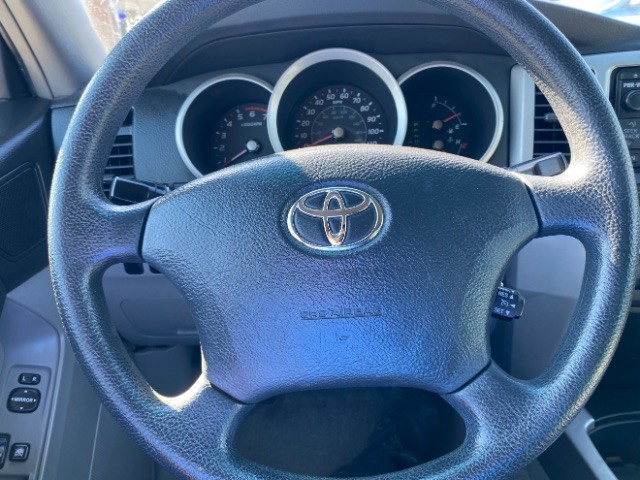 Toyota 4Runner Vehicle Full-screen Gallery Image 14