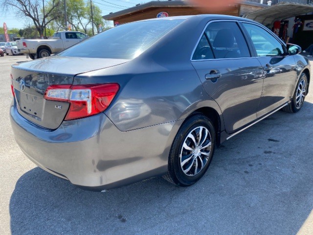 Toyota Camry Vehicle Full-screen Gallery Image 05